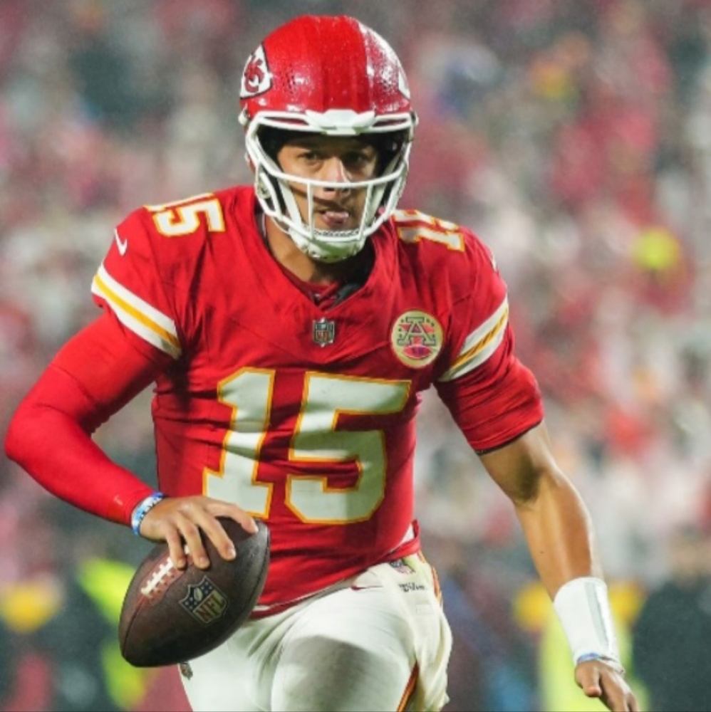 Patrick Mahomes (Nike)-(Chiefs)-(Jersey)-(Red)-(Pre-owned)-(Size XL)-$90.00 - Picture 8 of 9